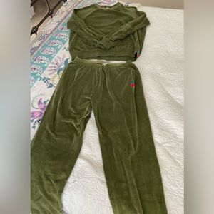 Kule velour sweatpants and top. Top is generous, size xs. Pants are a size s.